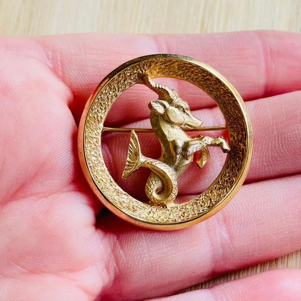Crown Trifari VTG Capricorn Ram Zodiac Pin Brooch Signed estate Gold‎ Retro 60s